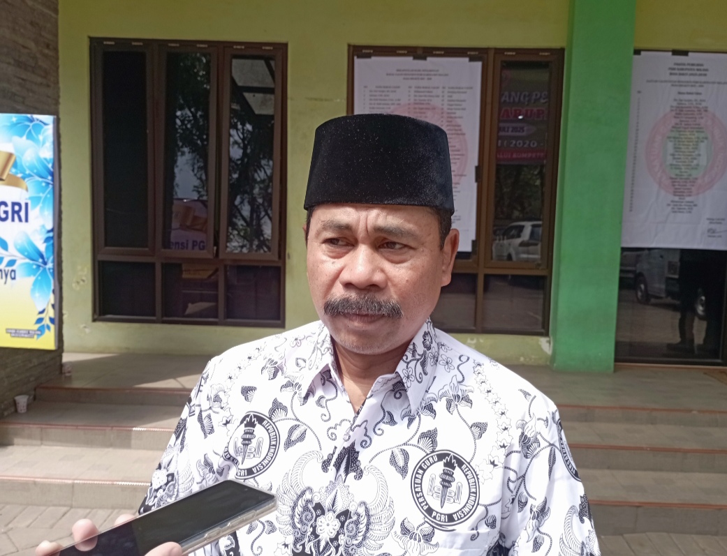 Suwadji Kepala Dinas Pendidikan Kabupaten Malang saat menjelaskan program Sekolah Rakyat 2026
