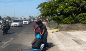 Petugas Lapangan Tirta Kanjuruhan sedang melakukan perbaikan pipa
